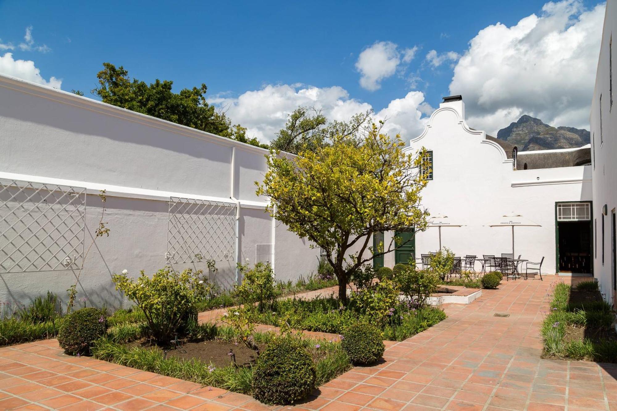 Protea Hotel By Marriott Cape Town Mowbray Exterior photo
